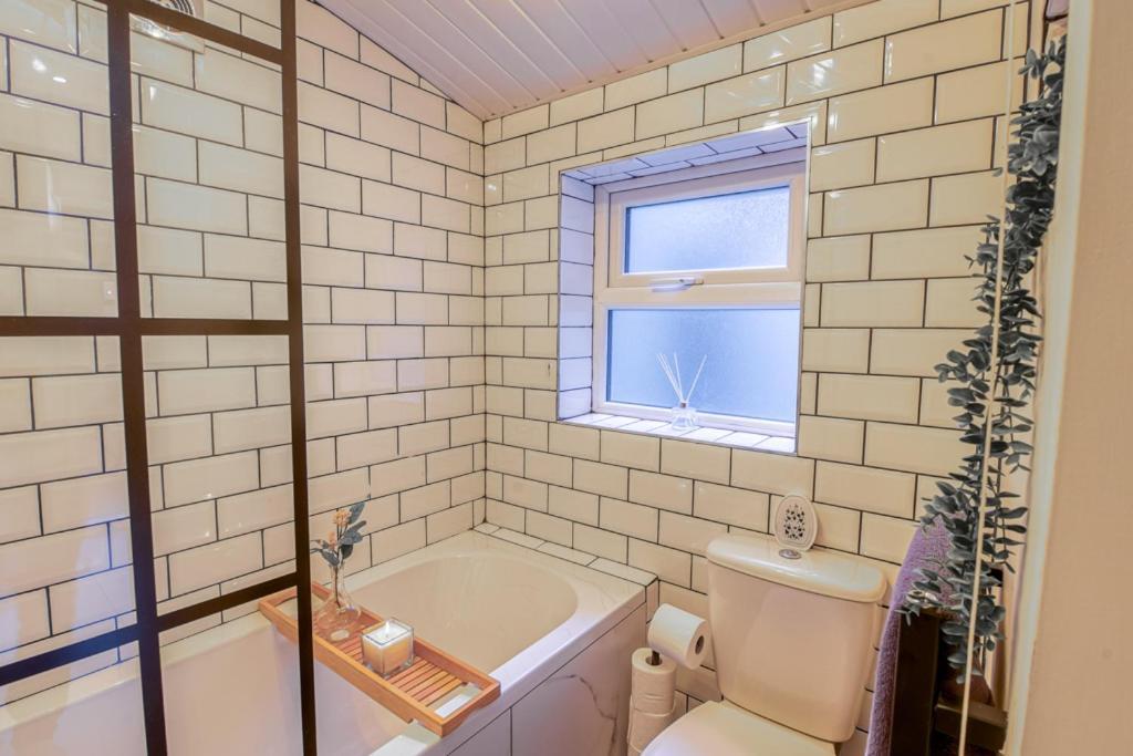 Charming City Home, Beside The Serene Ormeau Park ベルファスト エクステリア 写真