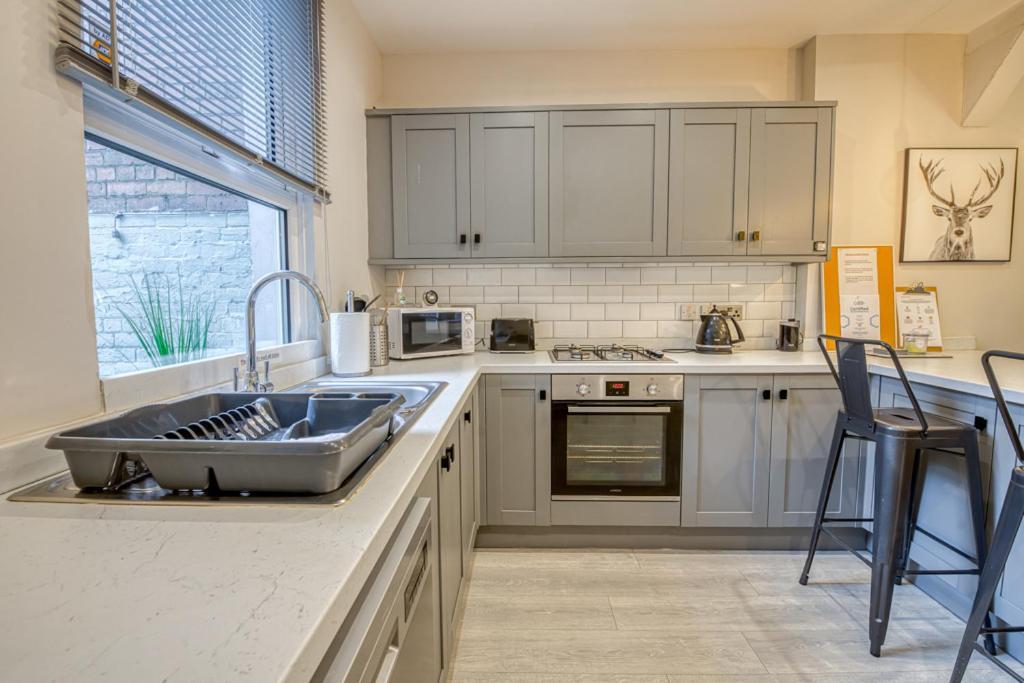 Charming City Home, Beside The Serene Ormeau Park ベルファスト エクステリア 写真