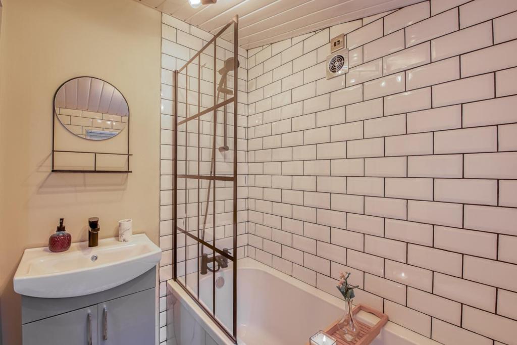 Charming City Home, Beside The Serene Ormeau Park ベルファスト エクステリア 写真