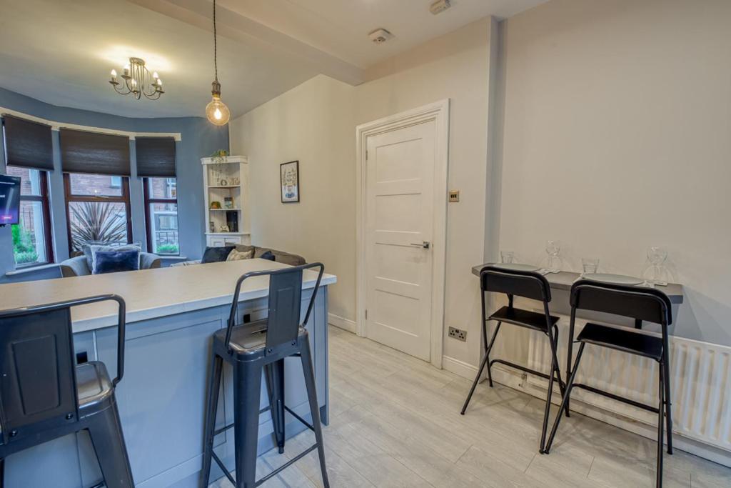 Charming City Home, Beside The Serene Ormeau Park ベルファスト エクステリア 写真