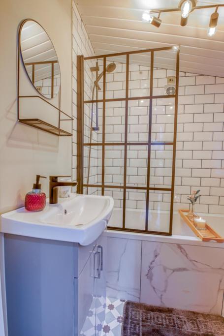 Charming City Home, Beside The Serene Ormeau Park ベルファスト エクステリア 写真