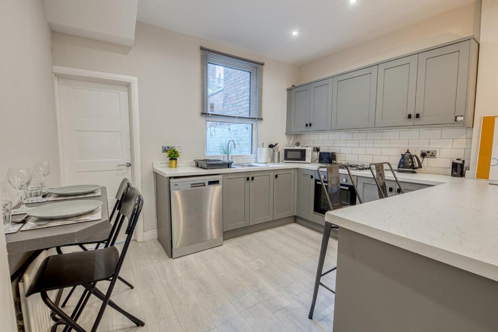 Charming City Home, Beside The Serene Ormeau Park ベルファスト エクステリア 写真